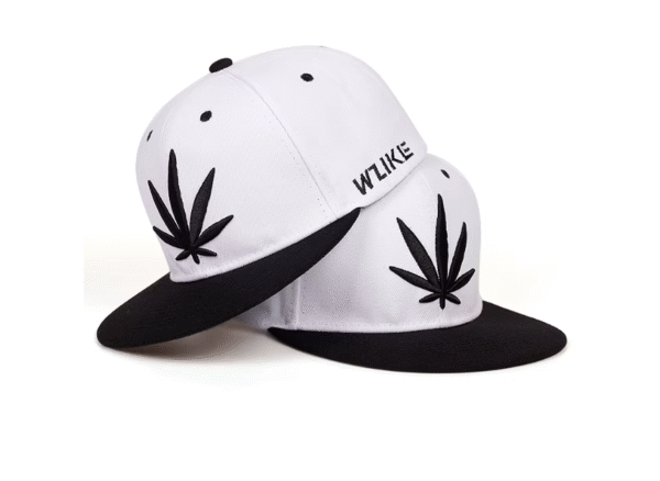Stylowa czapka snapback z haftem liścia